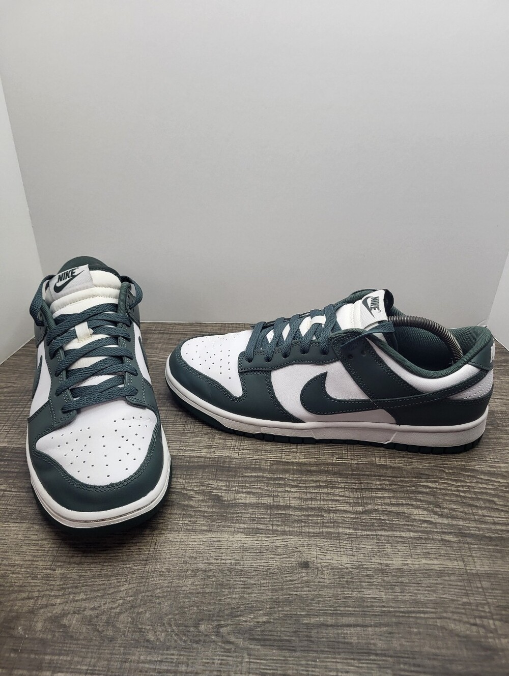 Nike Dunk Green White Low Top Lace-Up Men’s Size 9.5 Athletic Sneakers Shoes